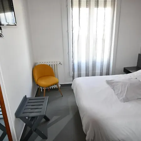 Le Pasteur Hotel *