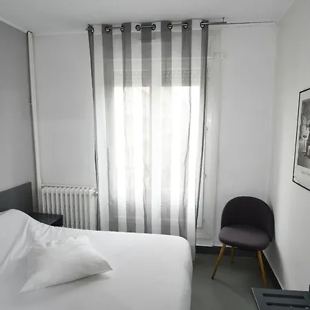 Le Pasteur Hotel *