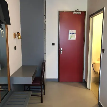 Le Pasteur Hotel *